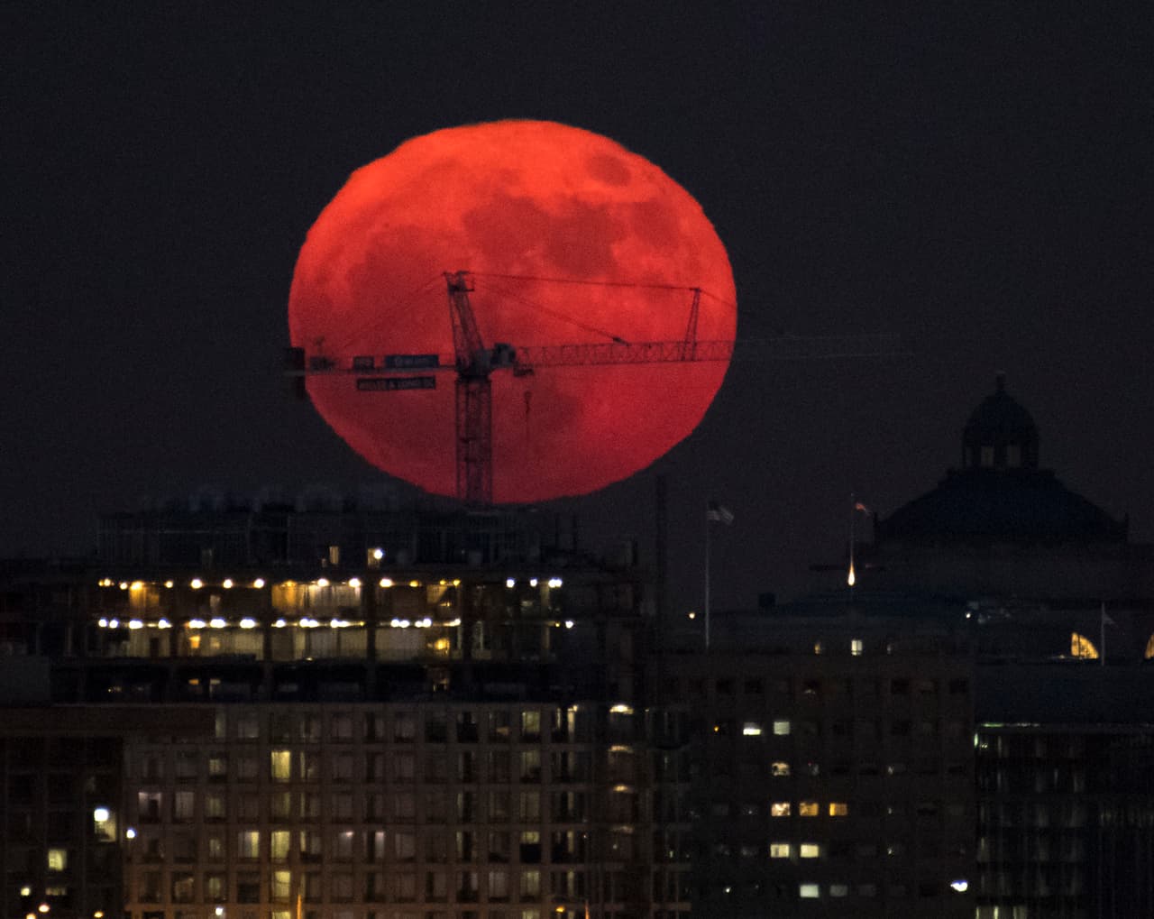 Otra vista impresionante de la superluna, de color rojo, captada en Washington, EEUU.