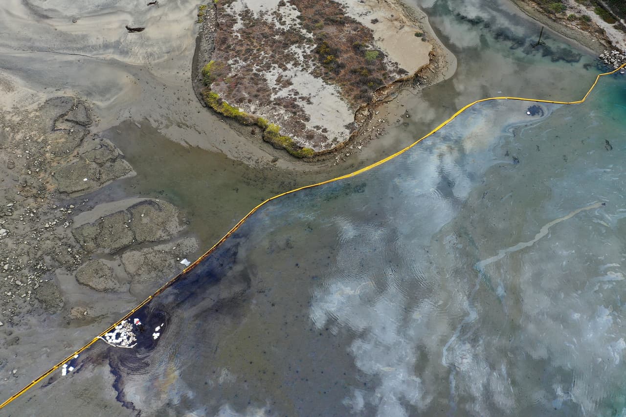 Investigan segundo derrame de petróleo en aguas del Pacífico en el condado de Orange