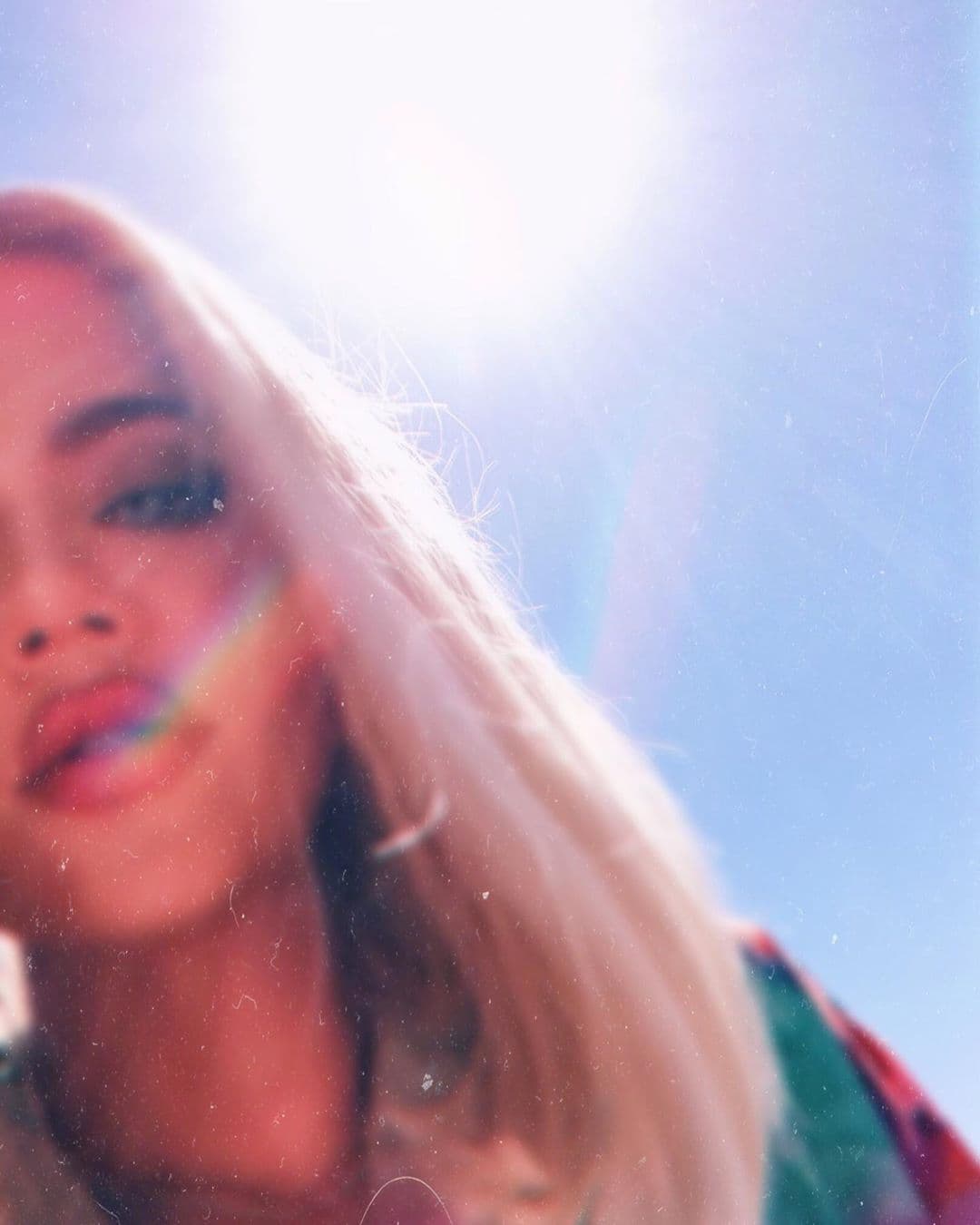 Esta no es la primera vez que el deportista reacciona ante una publicación de la integrante del clan Kardashian. En septiembre pasado Khloé compartió una sensual selfie en donde aparece asomándose por la esquina del marco con el sol brillando detrás de ella. "Que tengas el coraje de explorar cada sueño que sueñas", escribió en la foto.