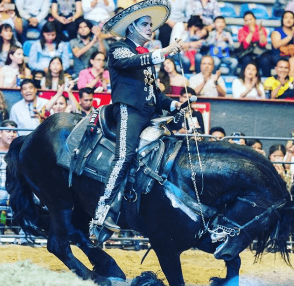 El llamado 'Muchacho alegre' gusta de dar serenata al público que acude a verlo, y en su repertorio además realiza varios homenajes a grandes figuras de la música ranchera como Joan Sebastian y Vicente Fernández.