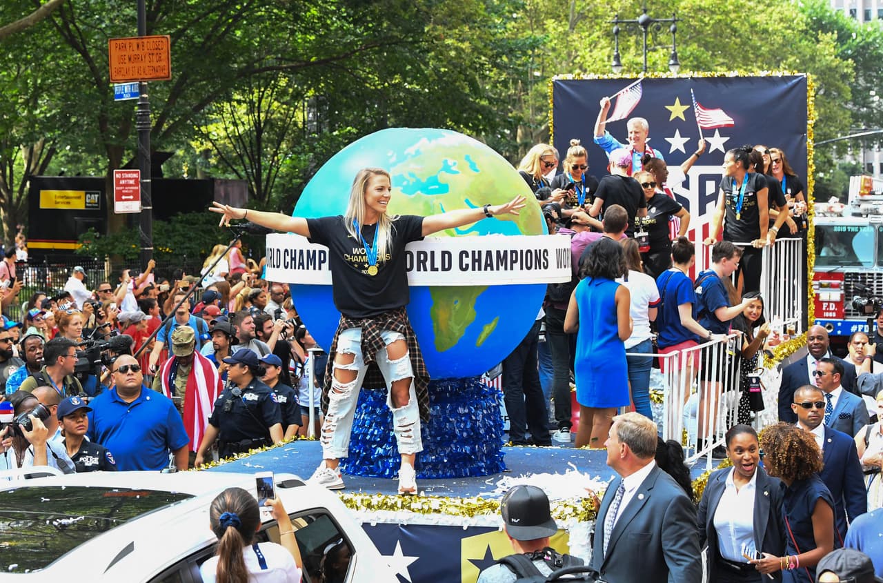 Megan Rapinoe, Alex Morgan, Julie Ertz, Allie Long, Carli Lloyd y compañía vivieron este miércoles una jornada especial en Nueva York durante el desfile de campeonas del mundo con el Team USA. Cientos de aficionados salieron a las calles de la Gran Manzana para saludar a sus heroínas.