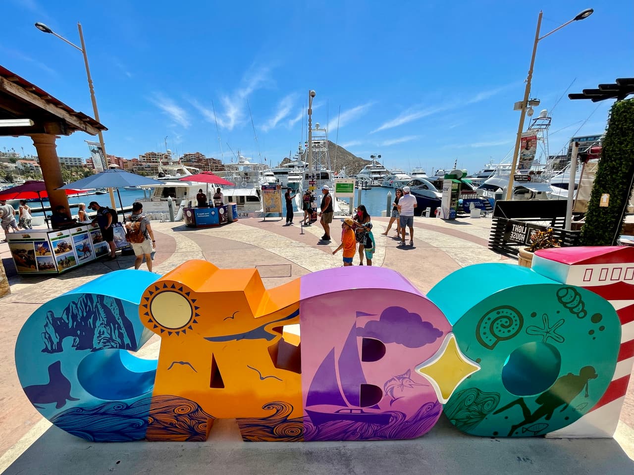 <b>Categoría 3: México</b>
<br>México, en la imagen, 
<a href="https://wwwnc.cdc.gov/travel/notices/covid-3/coronavirus-mexico" target="_blank">pasó de la categoría 4 a la categoría 3</a>, de acuerdo con los CDC. Según cifras oficiales, más de 2.4 millones de personas han enfermado de covid-19 en México, de las cuales al menos 229,000 han muerto.