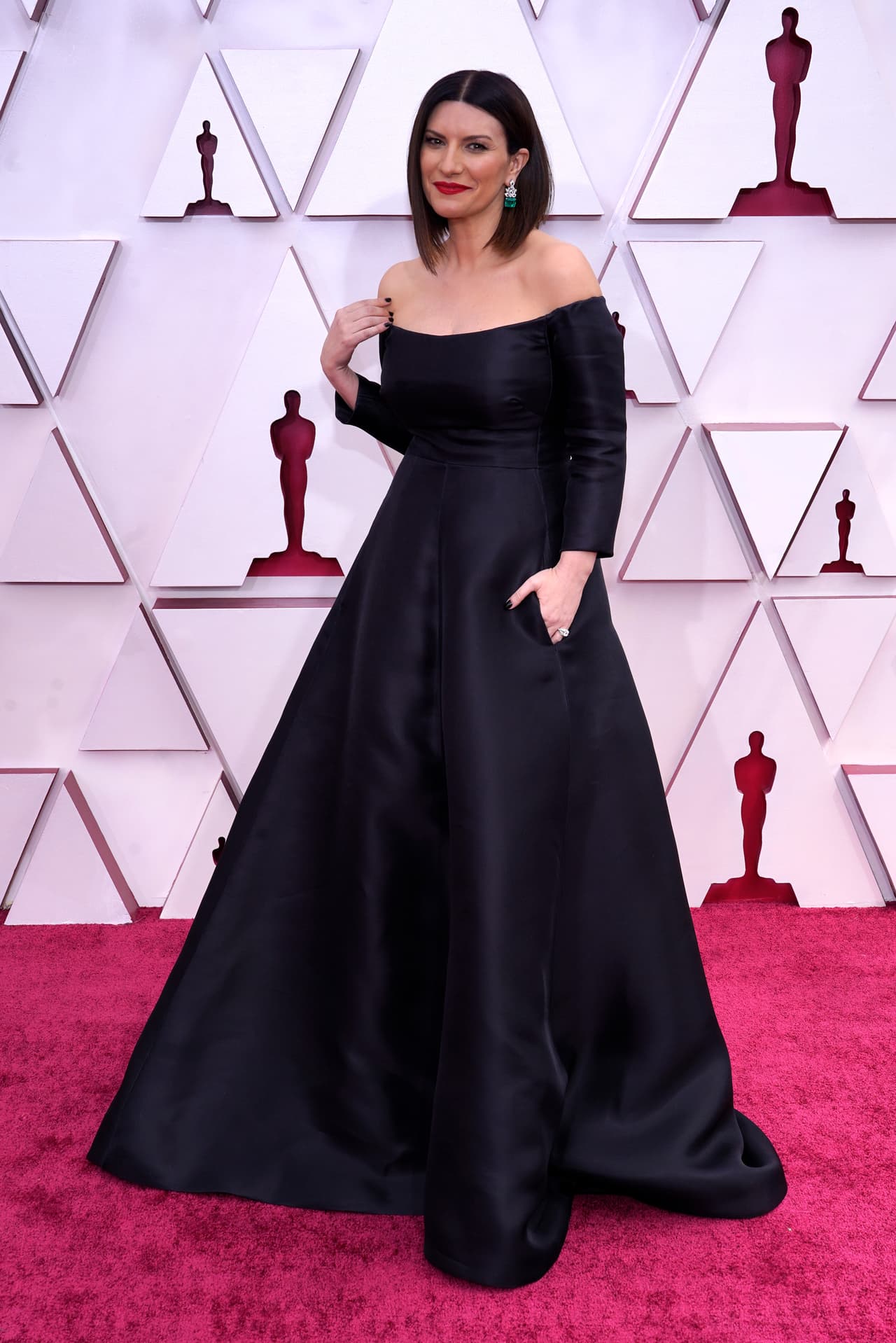 Laura Pausini, quien podría hacer historia al convertirse en
<b><a href="https://www.univision.com/famosos/maxima-euforia-asi-celebro-laura-pausini-su-nominacion-a-los-premios-oscar-2021-video">la primera cantante italiana en ganar un Oscar</a></b>, vistió de Valentino, con joyería de Bulgari.