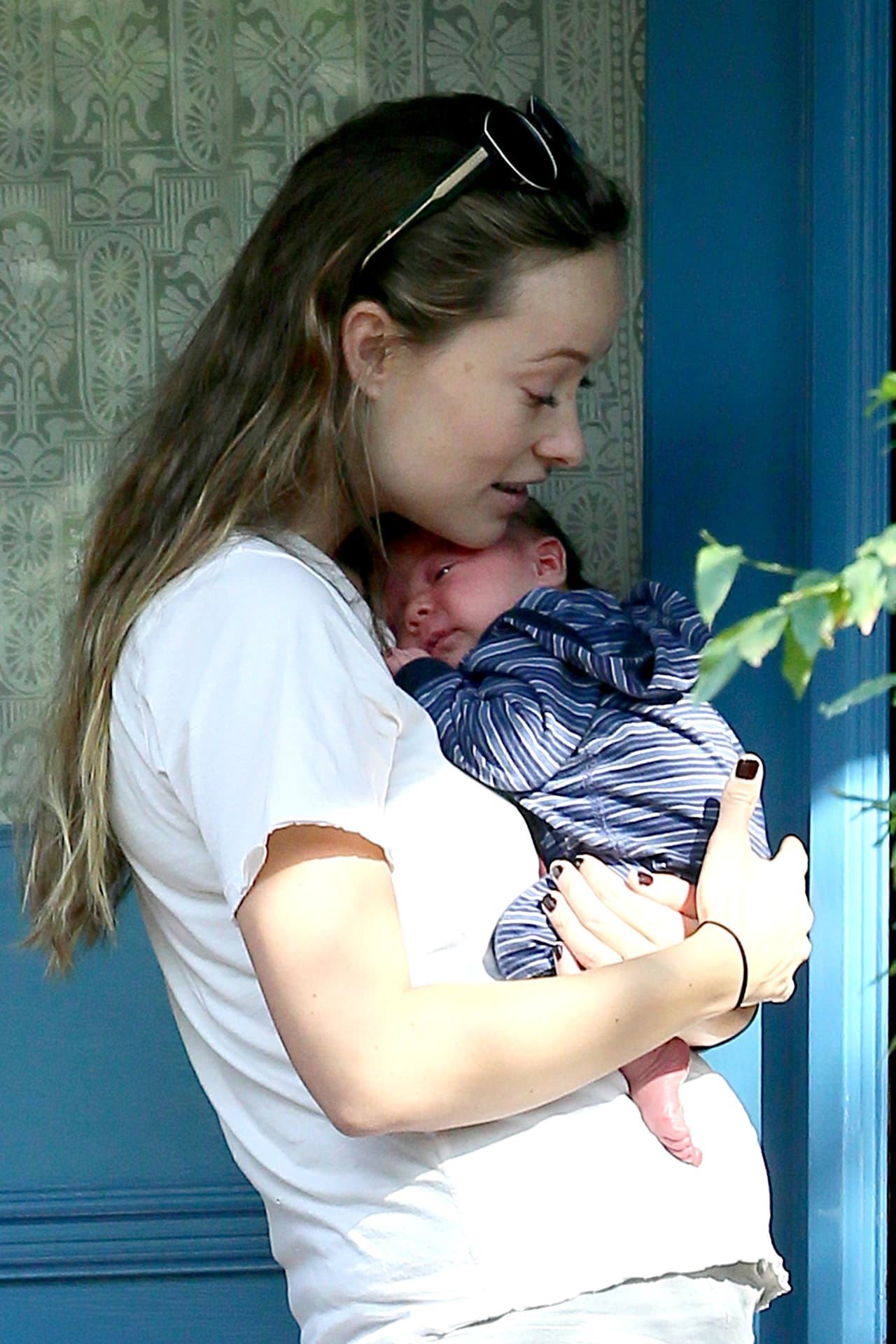 Con mucha ternura Olivia sostiene a su nena.