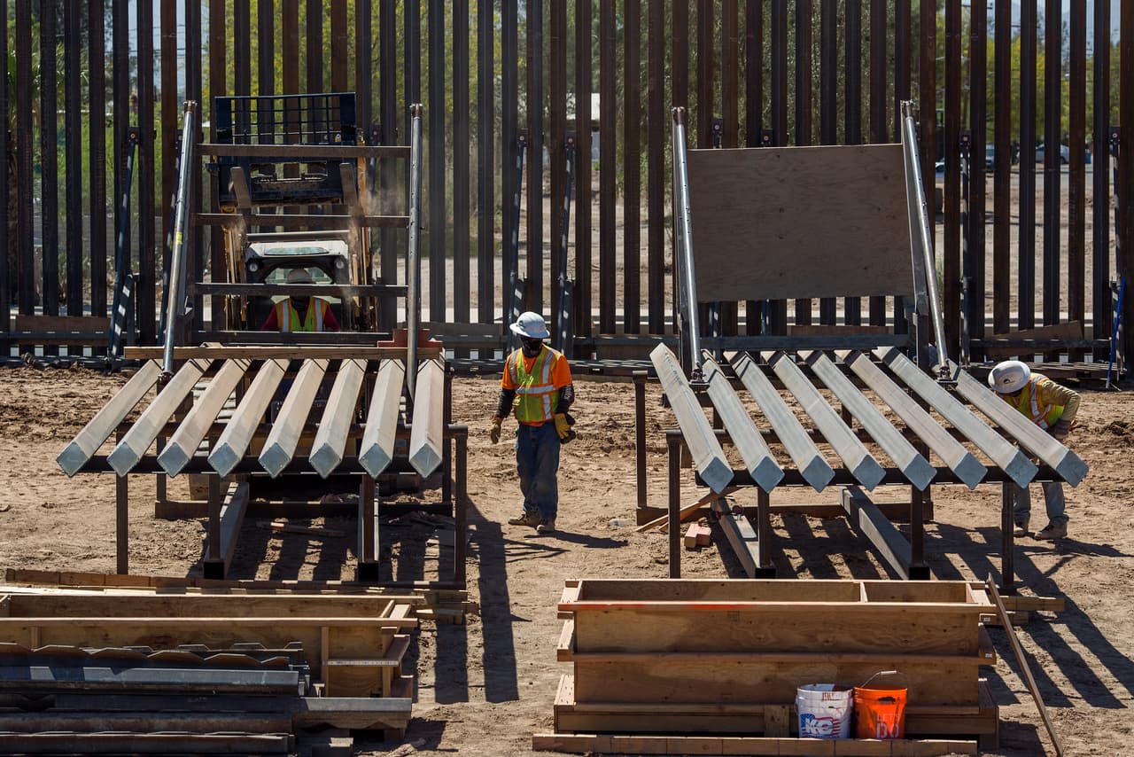 Construcción del muro fronterizo en Calexico, California.