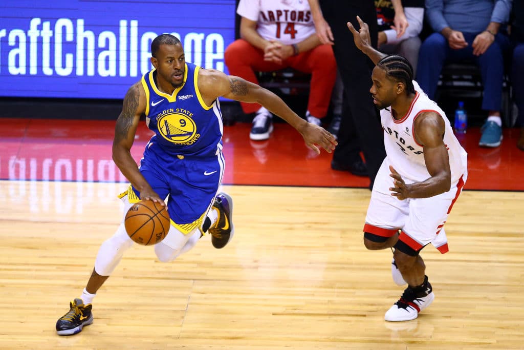 Golden State parece haber salido motivado desde el vestidor pese a la lesión de Kevin Durant, cuya ausencia se confirmó para el resto del partido.
