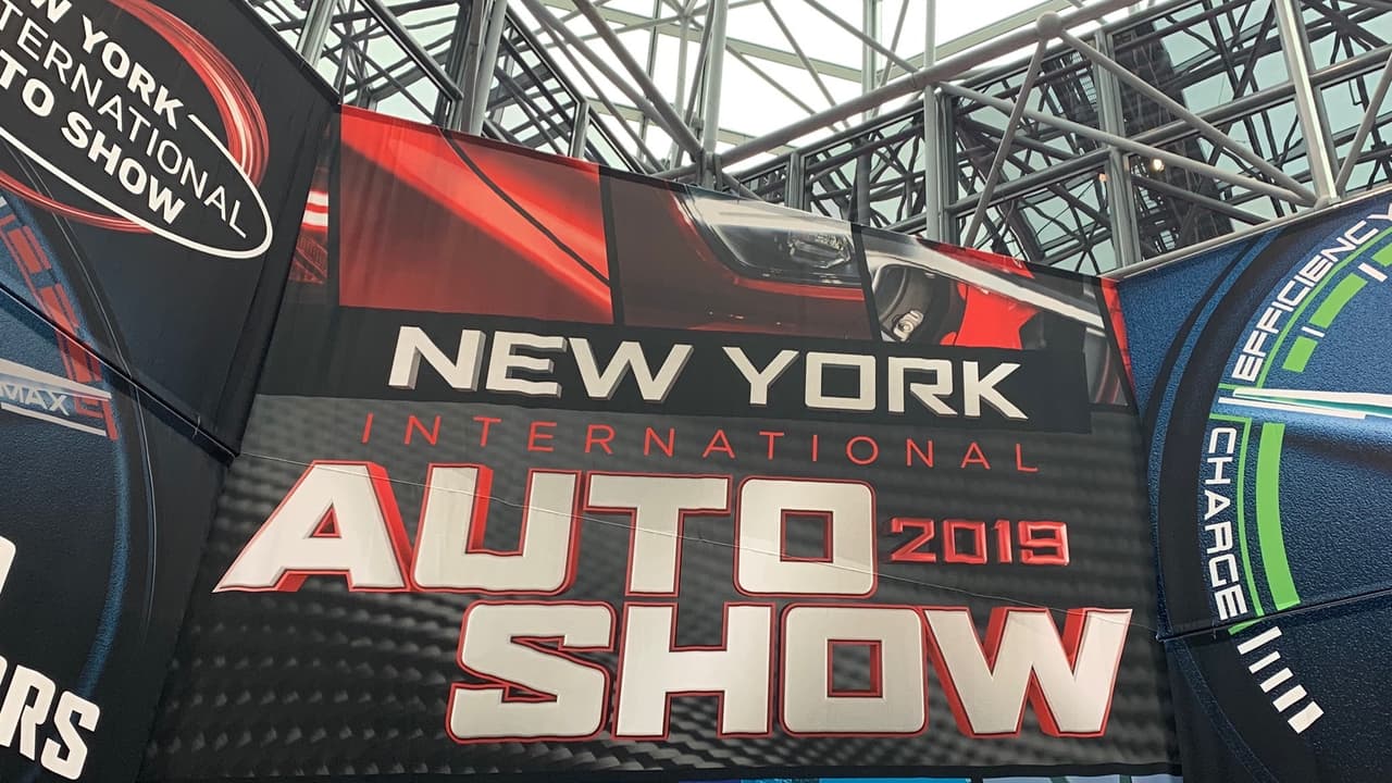 Aunque la popularidad de los salones del automóvil, conocidos también como auto shows, ha venido en declive durante los últimos años, el Auto Show de Nueva York mantiene su relevancia por ser el último de los autos shows de importancia de la temporada. Esto le permite al evento neoyorquino mostrar no solo las novedades presentadas en el, sino también las que fueron presentadas en el resto de los principales auto shows estadounidenses. Si hay que elegir un solo auto show al cual asistir, el de Nueva York es el que no hay que perderse
<br>
<br>En 2019 el Auto Show de Nueva York puso en evidencia el dominio de las camionetas sobre los carros tradicionales, los accesorios electrónicos y el afianzamiento de la tecnología para movilidad eléctrica como un miembro de importancia en el nuevo mundo del automóvil.
<br>
<br>Esto fue lo mejor del 
<b>Auto Show de Nueva York 2019</b>.