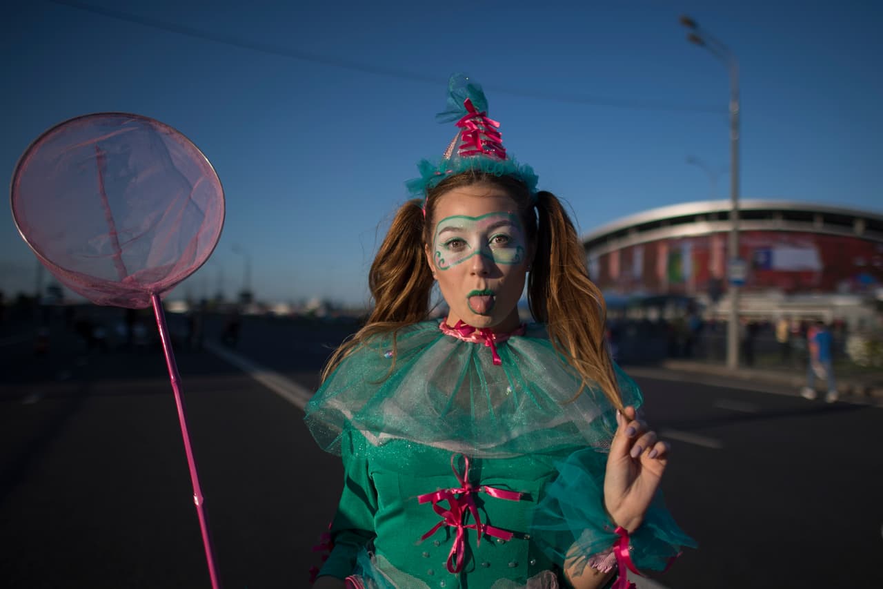 La belleza estuvo presente en la previa, mientras que algunos animadores se entretenían con los asistentes.