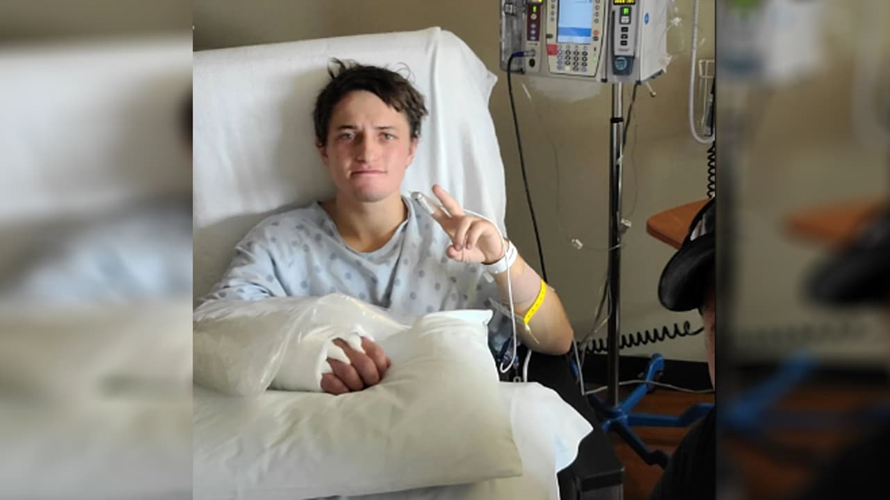 El joven forma parte del equipo de lucha de su universidad.