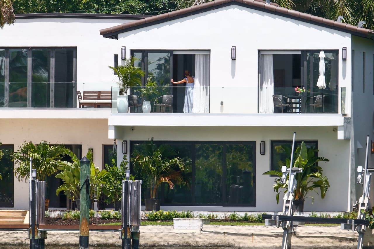 Es la quinta ocasión que se sabe que esta pareja se reencuentra luego de que la cantante anunció el pasado 15 de abril
<b><a href="https://www.univision.com/famosos/razon-jennifer-lopez-termino-compromiso-a-rod" target="_blank"> la culminación del compromiso</a></b> que tenía con Alex Rodríguez. 
<br>