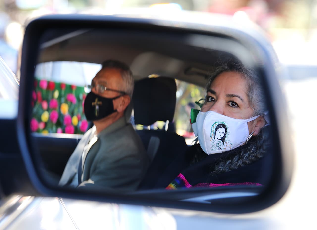 Miles de feligreses se preparan para conmemorar y pedir gracias a la Morenita, aunque este año será a través de celebraciones virtuales y con distanciamiento social debido al
<a href="https://www.univision.com/temas/coronavirus">coronavirus</a>.