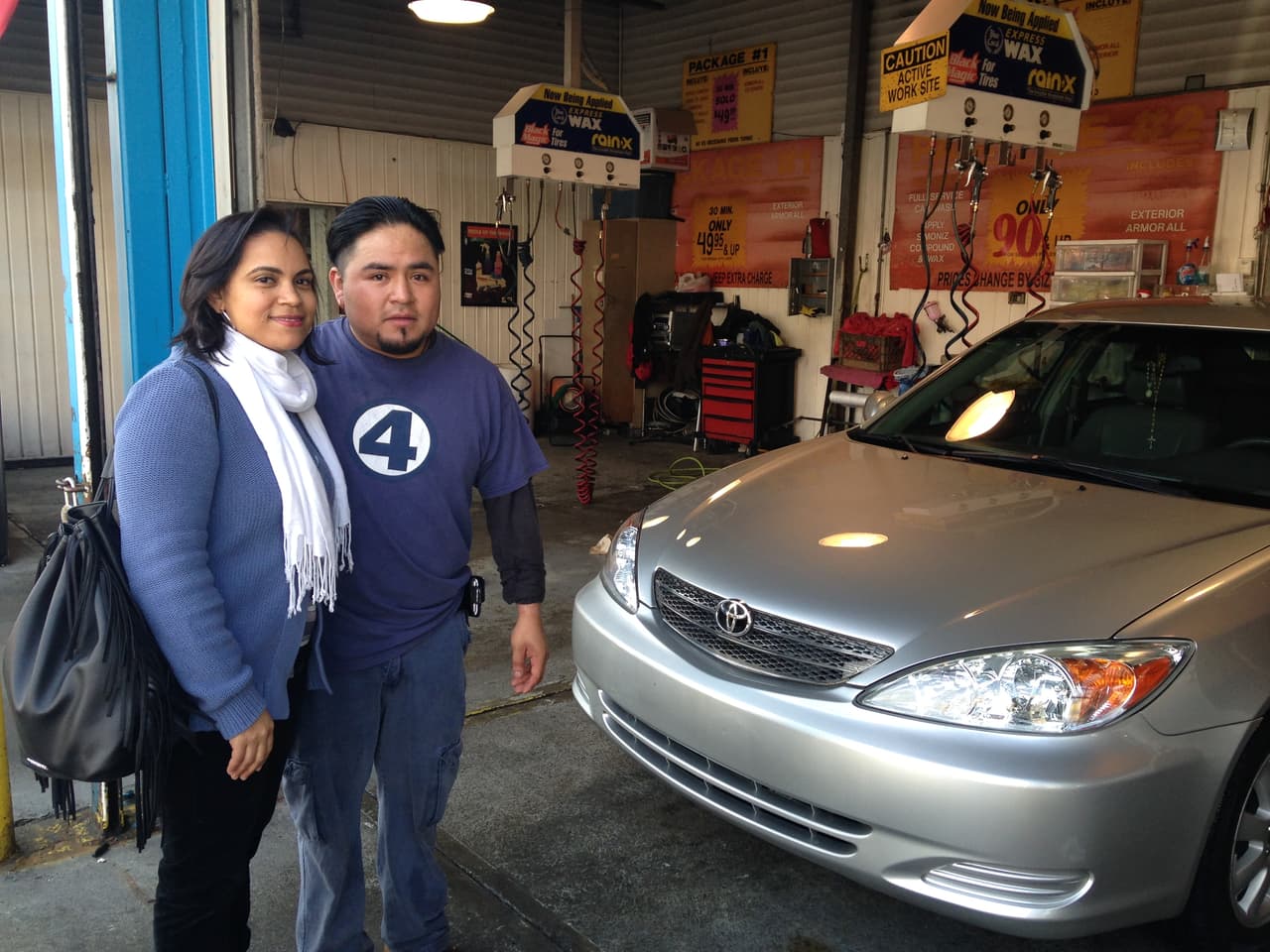 Modesta Toribio junto a un compañero de lucha.
