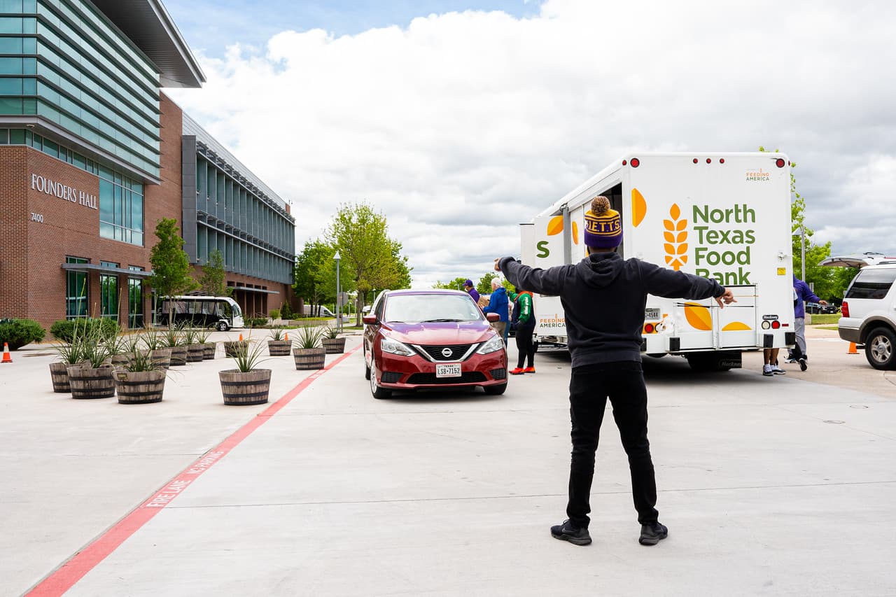 Este viernes 28 de enero estarán repartiendo 
<a href="https://www.univision.com/local/dallas-kuvn/despensas-gratis-por-el-banco-de-alimentos-del-norte-de-texas-te-a-donde-ir-por-la-tuya-video">cajas de comida en el campus</a> de UNT Dallas de 9 am a 12pm. El campus está ubicado en el 
<b>7300 University Hills Blvd, Dallas, Texas 75241. </b>
<br>