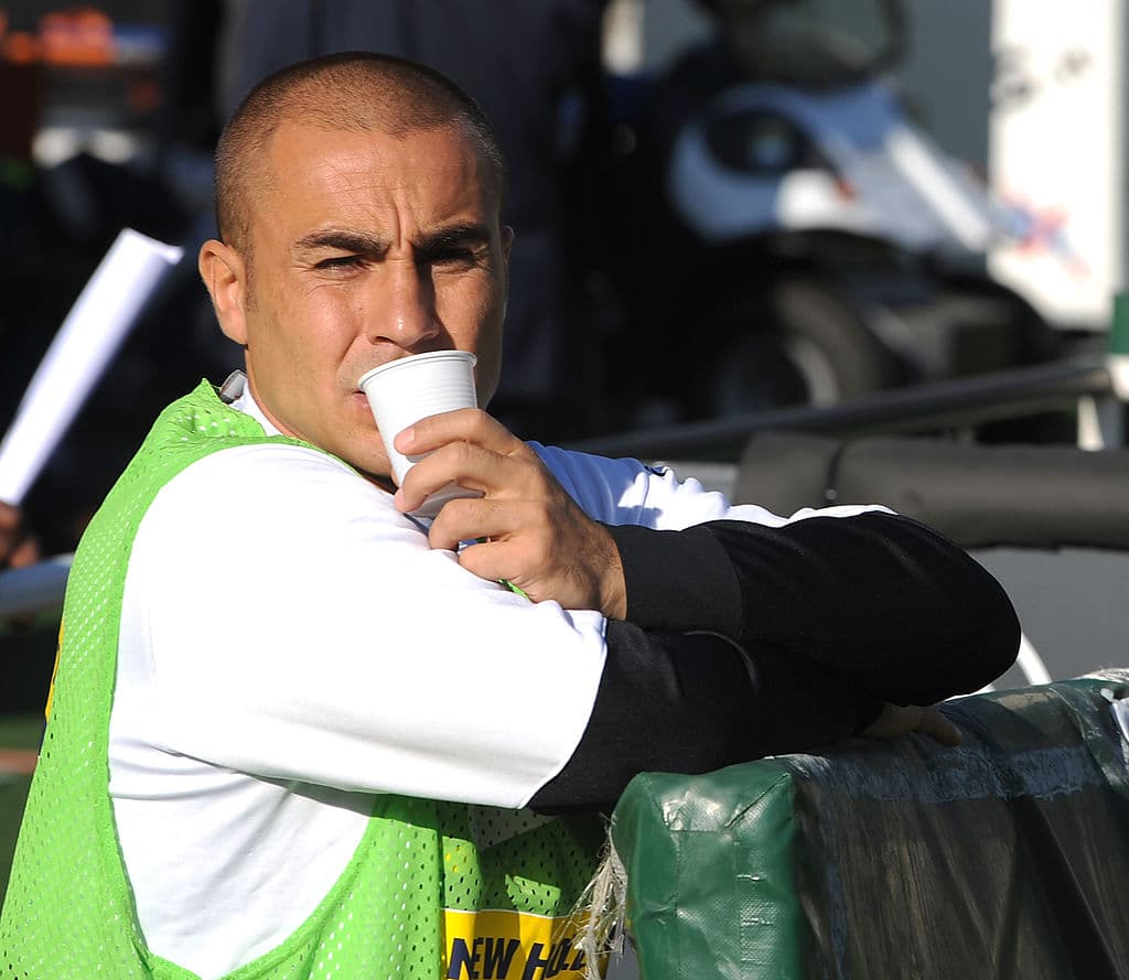 Fabio Cannavaro fue campeón del mundo con Italia, Balón de Oro con el Real Madrid y jugó un año en Qatar con el Al Ahli, equipo que decidió rescindir el contrato con el defensor por no verlo comprometido en 2011.