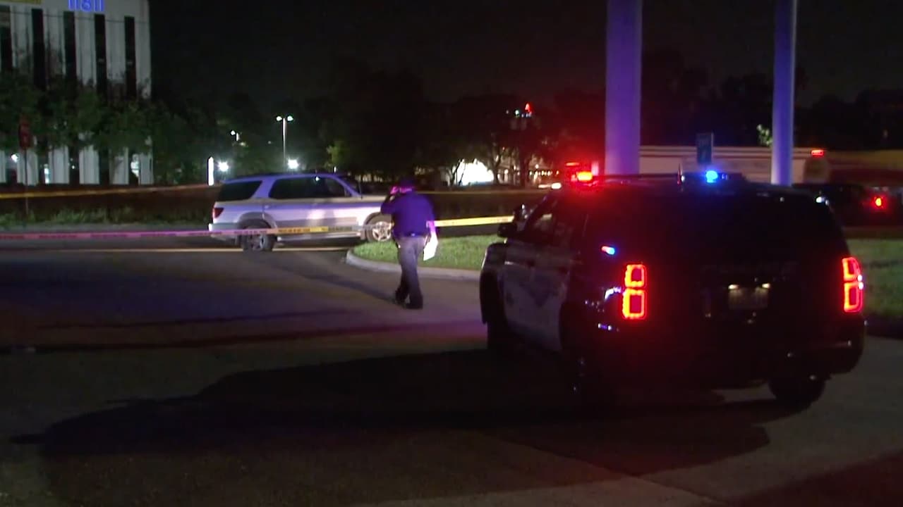 Una vez a salvo, los niños bajaron del coche y corrieron hacía una mujer que salía de un restaurante y le pidieron ayuda. Ella llamó al número de emergencia 911.