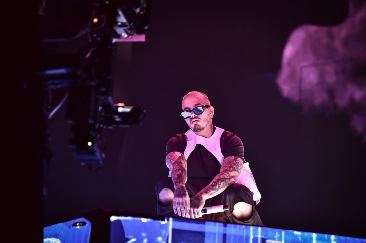 El cantante colombiano que con 
<b>doce candidaturas </b>
<a href="https://www.univision.com/shows/premio-lo-nuestro">está entre los más nominados,</a> prefirió mantenerse en el suelo y en silencio mientras ensayaba su presentación para este jueves 21 de febrero.