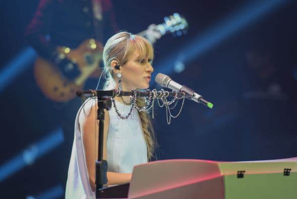 Caras graciosas, bromas, muestras de afecto y selfies con los fans, de todo pasa en el backstage y los famosos lo saben. Mira todo lo que no pudiste ver en la gala cinco de Me Pongo De Pie.