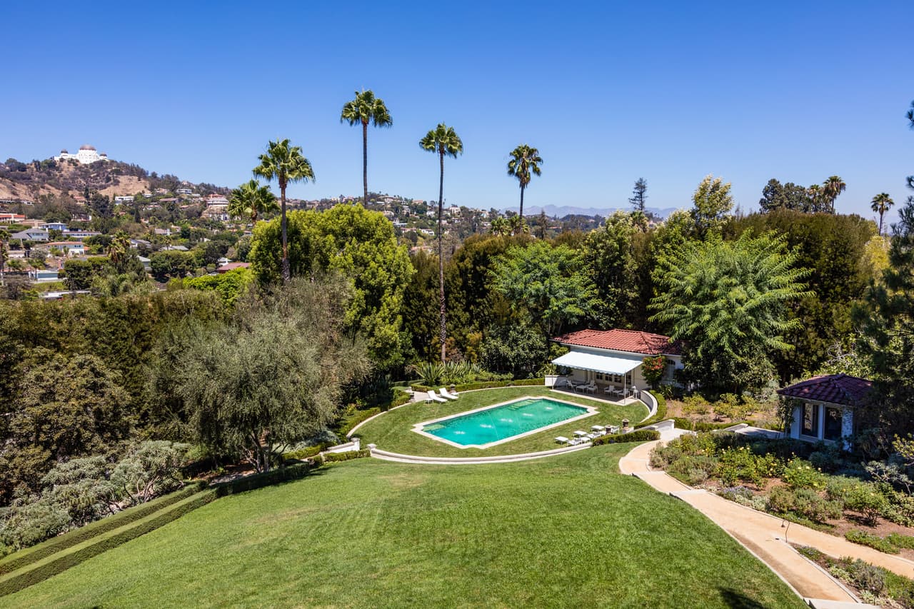 La casa tiene vista al Griffith Observatory y al Océano Pacífico