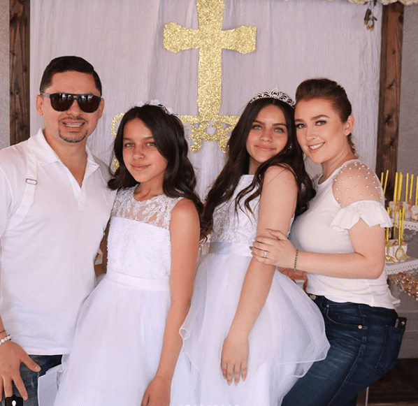 Las ahijadas de Larry Hernández se tomaron la foto del recuerdo con los orgullosos padrinos. "Las queremos mucho porque desde muy chiquitas las hemos visto crecer", apuntó Larry en su red social.