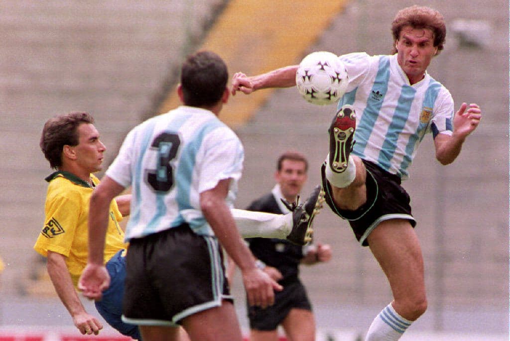 Oscar Ruggeri con el América, Jorge Borelli con Tigres y Darío Franco defendiendo al Atlas y Morelia conforman la tercia de defensores campeones de 1993.
<br>