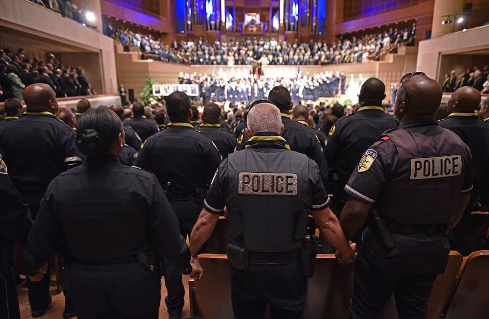 Agentes de la policía durante la ceremonia de homenaje en Dallas.