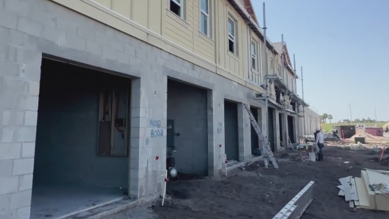 Impacto laboral por operativos de ICE: temor a redadas vacía obras de construcción