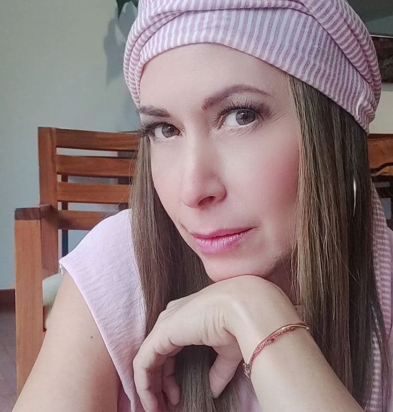 La conductora también aprovechó para compartir algunos de los síntomas que ha experimentado. “Llagas en la piel, uñas amoratadas, lengua sensible y blanca, ojos llorosos, cansancio, bochornos, mareos y todos los achaques que pueda sentir, van pasando para que jamás vuelva a regresar el cáncer de mama”, detalló.