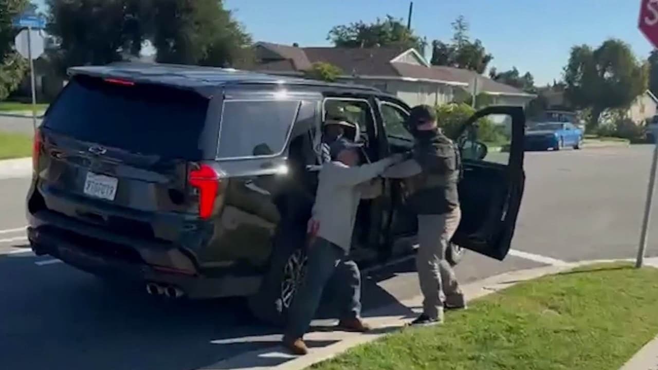 Agentes de ICE intentan detener a jardineros en Downey, pero vecinos salen a apoyarlos