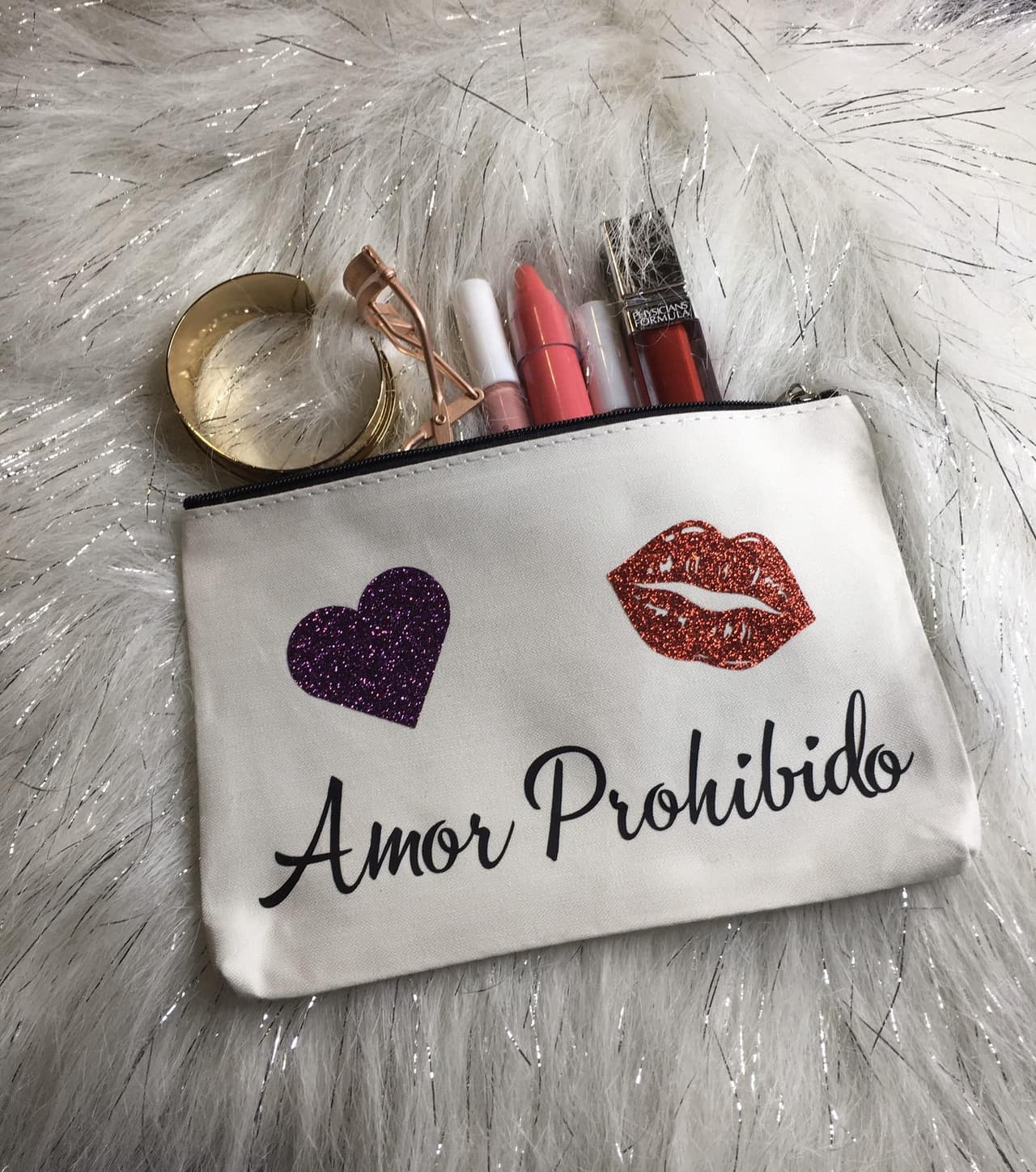 Esta bolista es perfecta para llever maquillaje y al mismo tiempo, recordar a la 'Reina del Tex-Mex'.