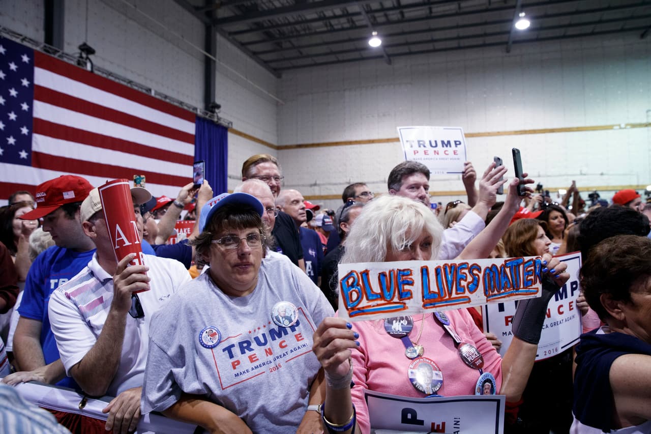 Seguidores de Trump en Aston.