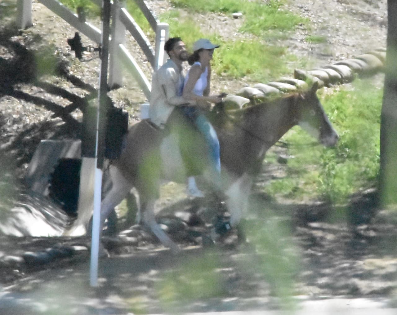 Bad Bunny y Kendall Jenner pesean juntos a caballo en cita romántica.