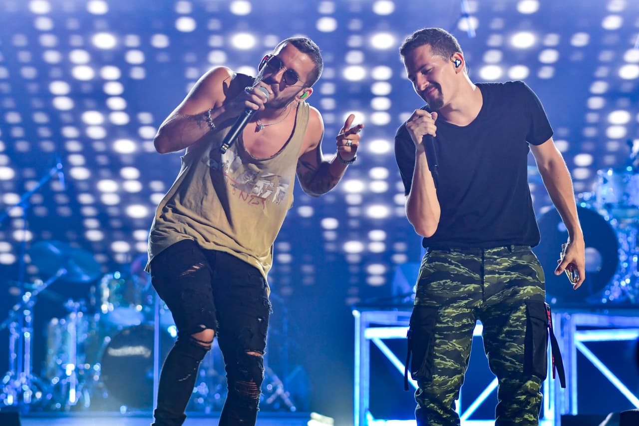 Mau y Ricky también lucieron un look casual; el primero con unos pantalones estilo militar y playera negra, mientras que el segundo llegó con pantalones negros, una camiseta de tirantes y anteojos de sol.