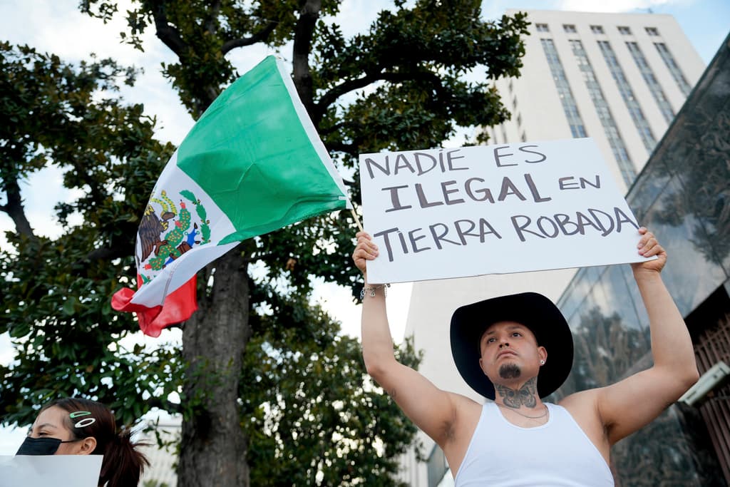 <h2 class="cms-H2-H2">LOS ÁNGELES</h2>
<br>
<br>Las calles del 
<a href="https://www.univision.com/local/los-angeles-kmex/dia-sin-inmigrantes-california-continuan-protestas-politicas-migratorias">sur de California se convirtieron en escenario de intensas protestas</a> en rechazo a las políticas migratorias del presidente Donald Trump. Con una numerosa convocatoria que durante dos días seguidos han terminado con la policía dispersando las manifestaciones.