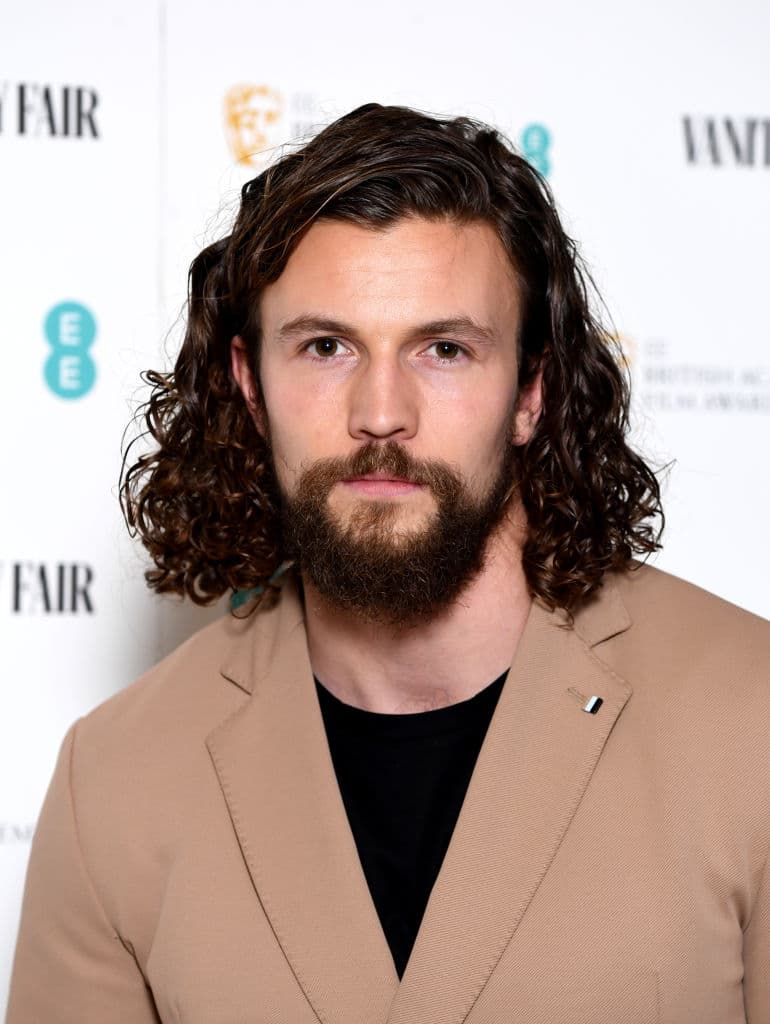 El actor Leo Suter, conservó el largo de su barba y cabello, pero si los cortara parecería alguien completamente distinto.