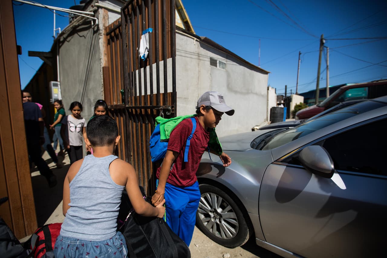 Carlos Ayala cargando una maleta del albergue al autobús. 
<b>"A mí me interesaba llegar a Estados Unidos", dice. "Pero lo intentamos y no se pudo",</b> asegura. Él, igual que la pequeña Atziry, también quiere volver porque extraña a su familia y a sus amigos en Guatemala.