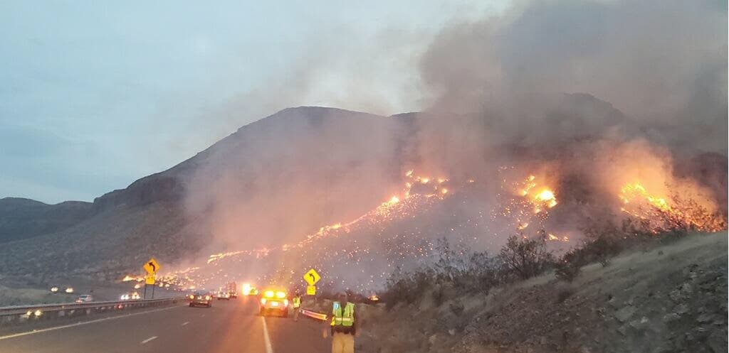 Los equipos de bomberos están tratando de limitar la propagación del fuego conteniéndolo dentro del área previamente quemada por los incendios a principios de este año.