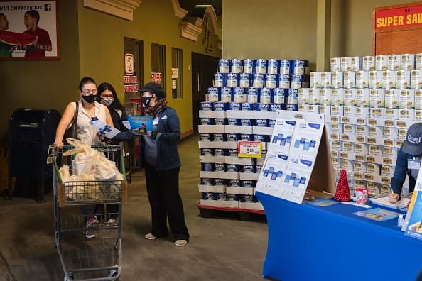 La cadena de supermercados comunicó que a pesar del anuncio del gobernador de Texas de anular el uso obligatorio de mascarillas, 
<b>H-E-B continuará exigiendo la medida dentro de sus tiendas.</b>