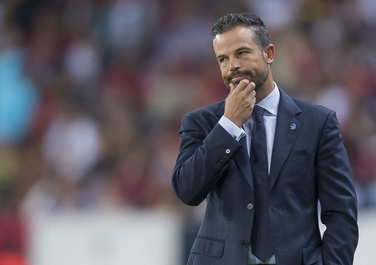 El técnico Rafael Puente observó con preocupación el juego de sus dirigidos del Querétaro.