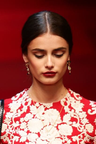 Basta con ver el desfile de Dolce & Gabbana para admirar cómo combinaron los smokey eyes con labios rojos y un fuerte delineado. El resultado es súper sensual.