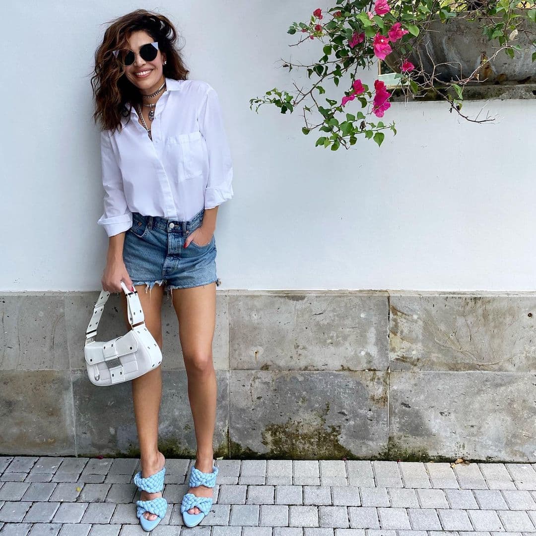 Si seguimos con los atuendos casuales que Karlita usa para pasear en sus días libres, te mostramos este en el que luce unas bonitas sandalias en color celeste.