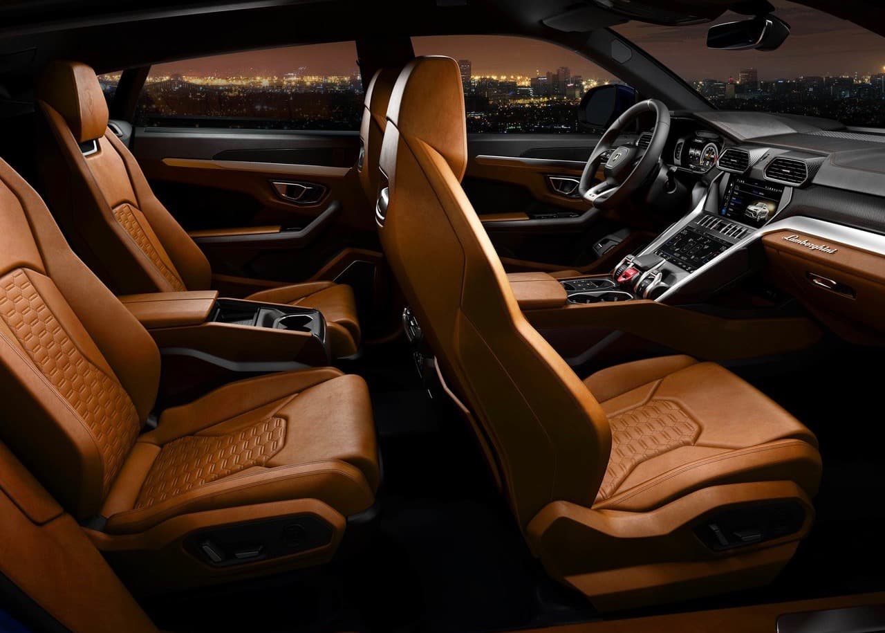 La cabina de la Lamborghini Urus acoge 5 o 4 pasajeros con espacio, comodidad y lujo como ningún otro Lamborghini es capaz de hacerlo. La segunda fila de asientos puede ser equipada con un baco o con butacas individuales como en la imagen.