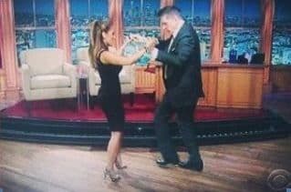 Ella prometió que le enseñaría a bailar salsa.