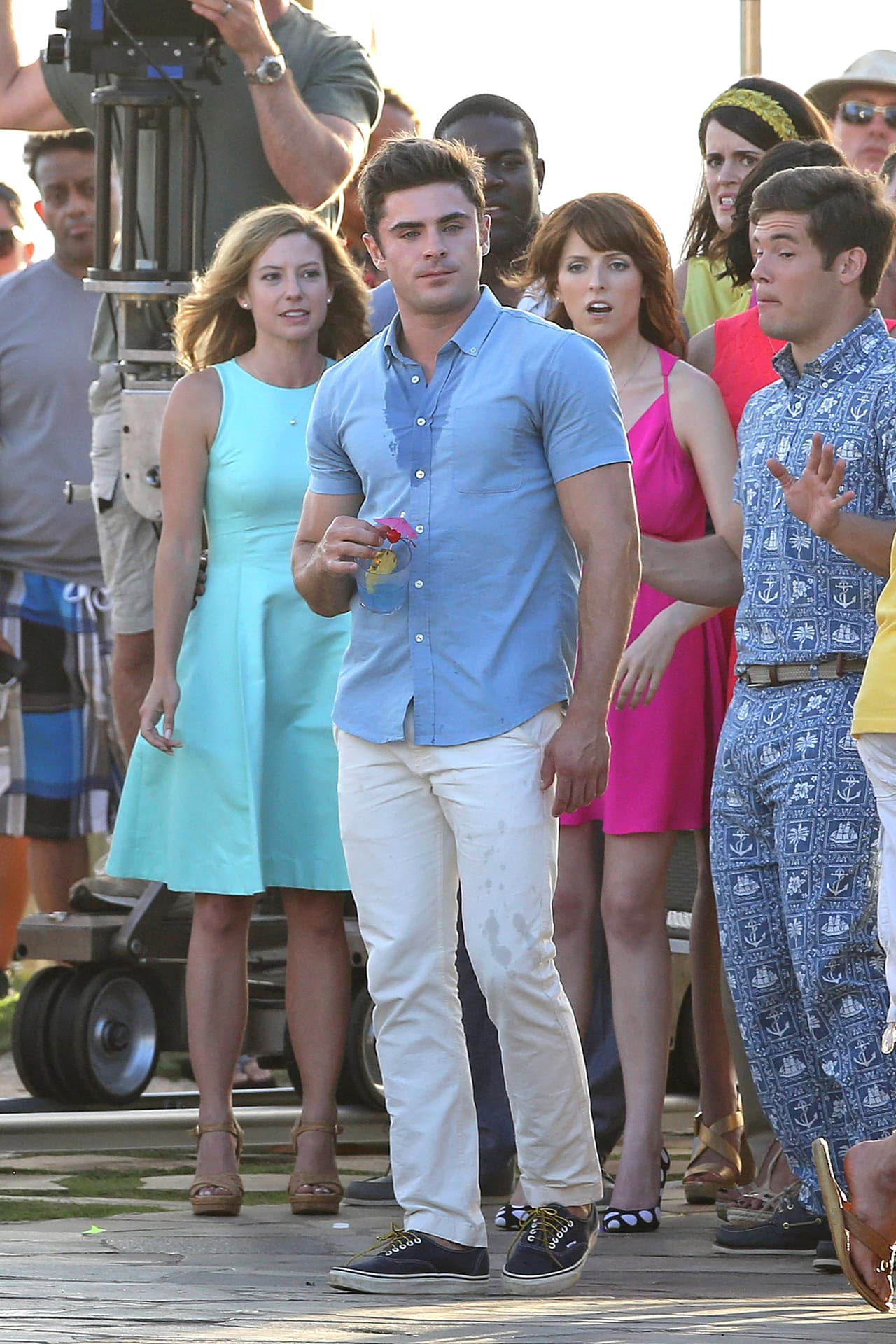 Y con ellos, Adam DeVine, también de 'Pitch Perfect'.