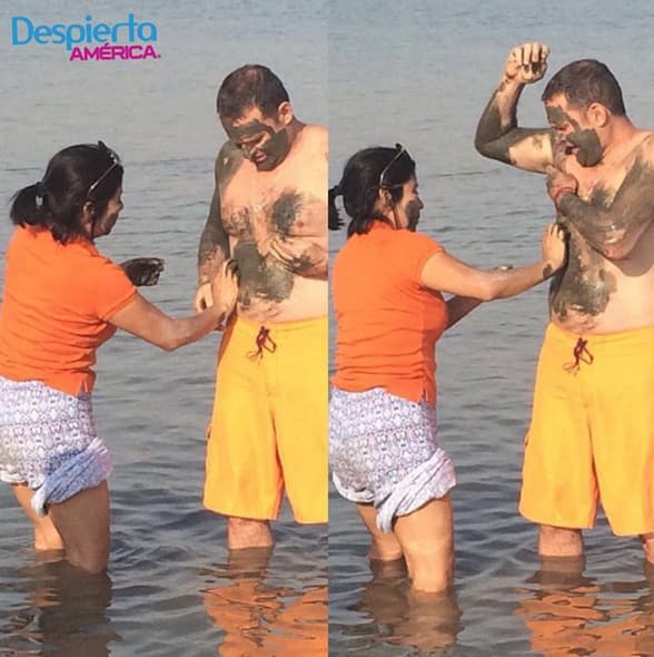 ¡Los cachamos! La productora untándole muy bien el lodo del mar muerto a Alan Tacher.