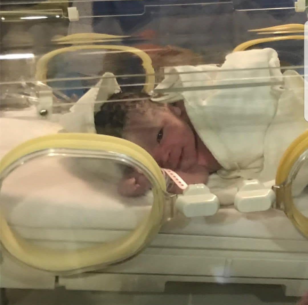 La bebé tuvo que estar en la incubadora debido a que nació bajita de peso.