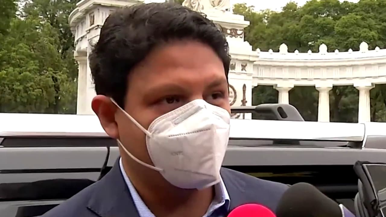 Giovanni Medina llegó con una porra a su enfrentamiento con Ninel Conde en los juzgados