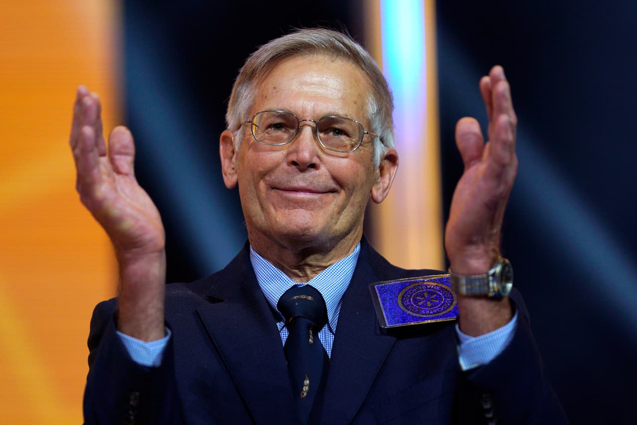 <b>Puesto 15. Jim Walton</b>
<br>
<br>Patrimonio: 66,900 millones de dólares.
<br>
<br>Según el ranking de multimillonarios de Bloomberg, que se actualiza diariamente
<a href="https://www.bloomberg.com/billionaires/"><u> después del cierre de la bolsa de Nueva York</u></a>, la fortuna del heredero de la cadena de tiendas Walmart aumentó en 4,410 millones de dólares en el último año. 
<br>
<br>Es seguido en el puesto 16 por su hermano Rob (con 66,400 millones de dólares) y en el puesto 18 de la lista está la otra heredera de Sam Walton, Alice (tiene un patrimonio de 64,900 millones de dólares).
<br>