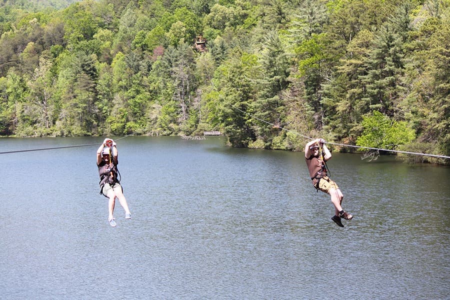 Unos cables suspendidos te llevan muy por encima del bosque para una vista única de las hojas. Si estás preparado para una caminata empinada, puedes tomar el sendero Smith Creek de 4.8 millas hasta Anna Ruby Falls.