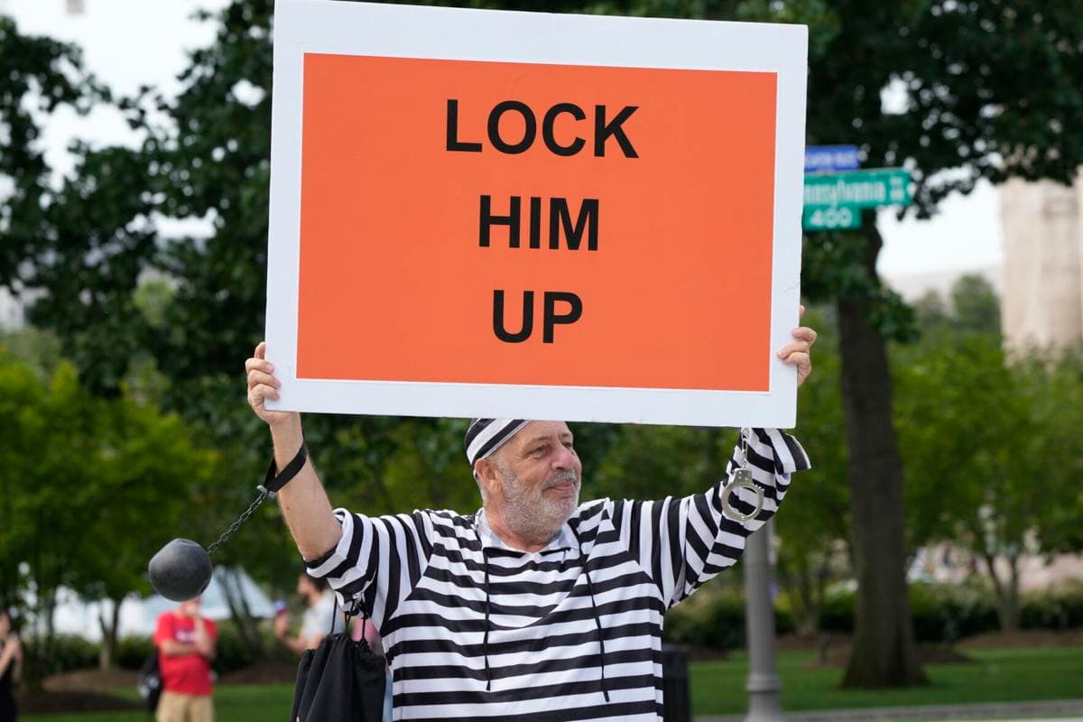 Otro de los detractores de Trump y que no ha faltado a ninguna de sus acusaciones es el cubano Dominic Santana. En esta ocasión acudió a la cárcel de Fulton junto con dos personas disfrazadas de ratas.