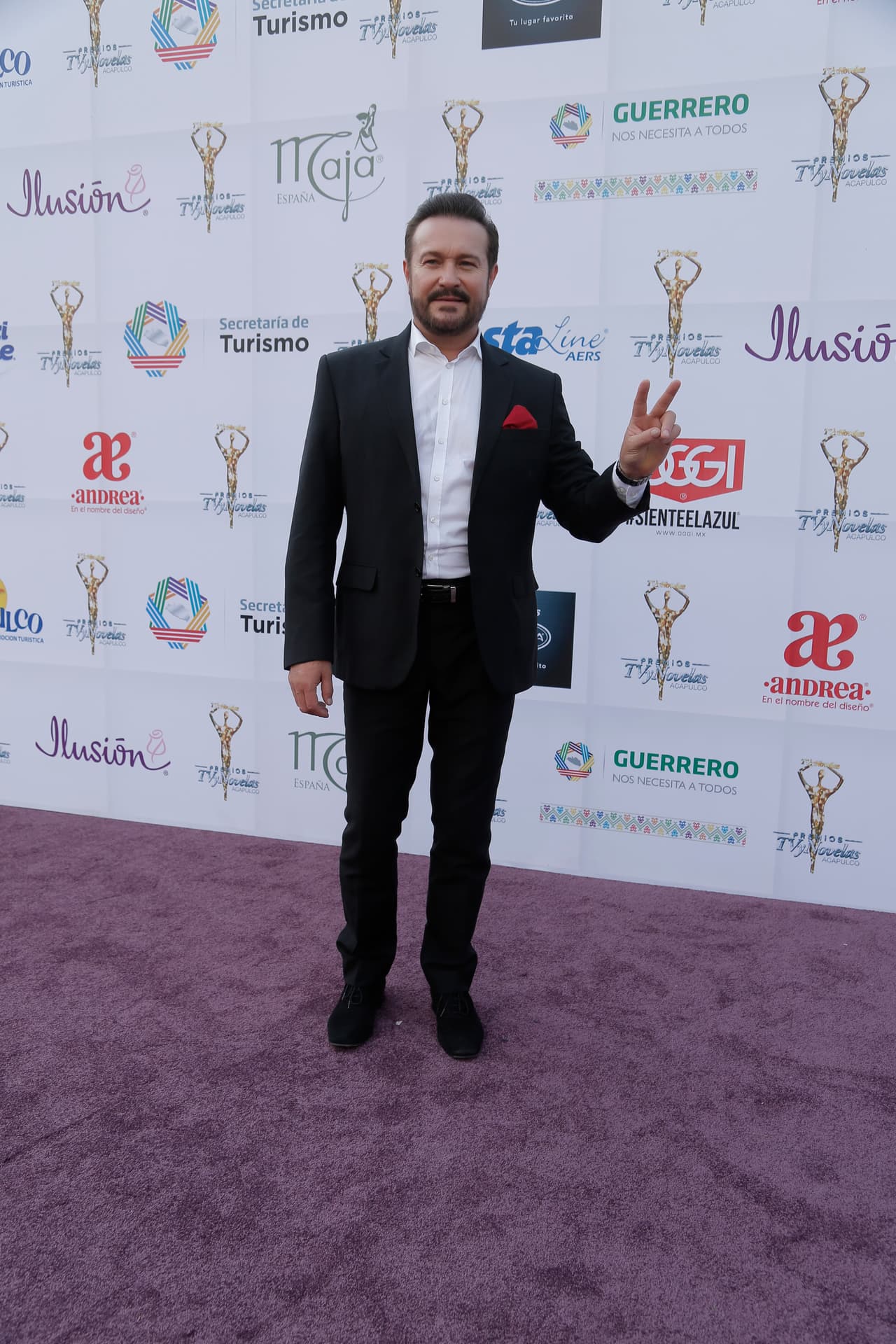 Y qué decir de Arturo Peniche, derrochó elegancia. ¡Son un par de guapos!